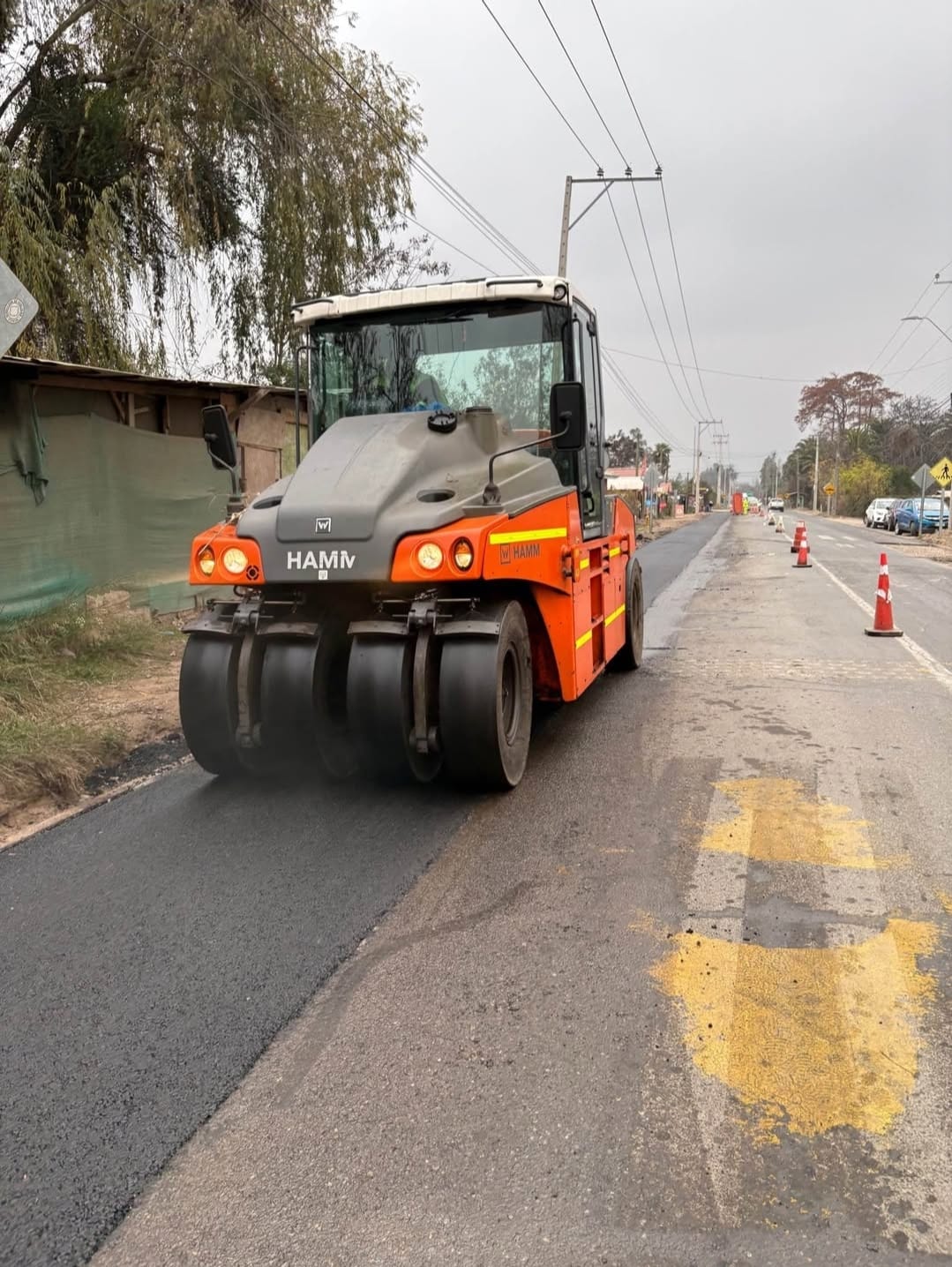 Equipo compactando pavimento en una obra
