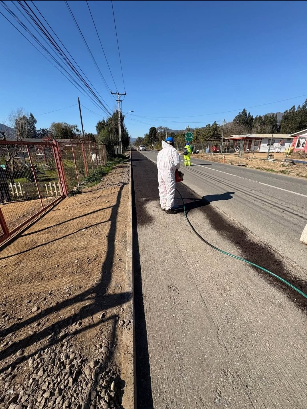 Aplicación de imprimación en una vía antes de pavimentar