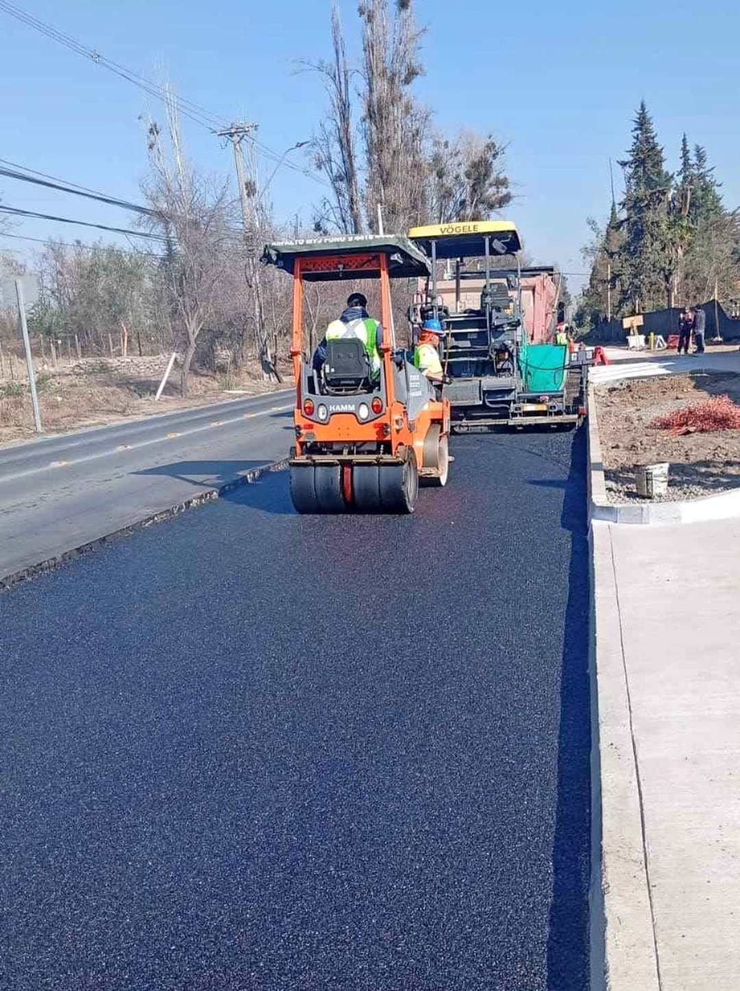 Maquinaria realizando pavimentación asfáltica